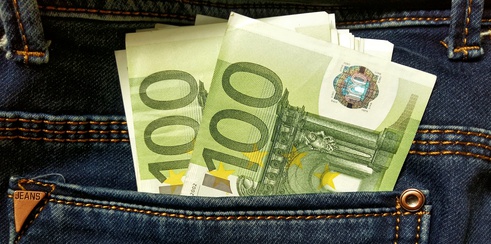 macro 100 euro in jeans pocket