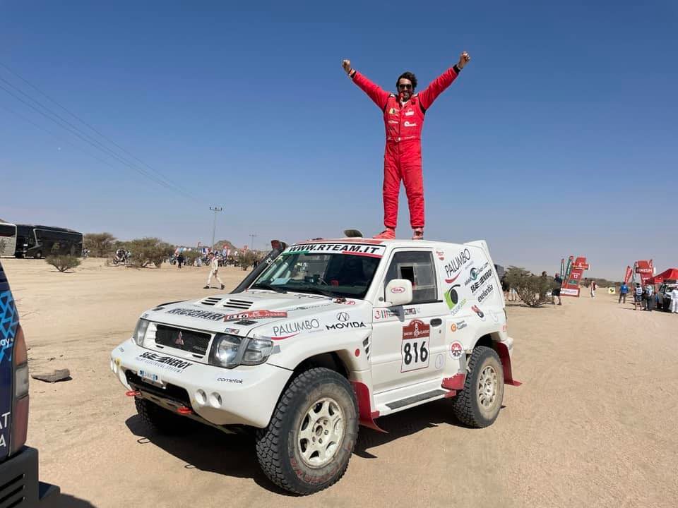 Antonio Ricciari al traguardo della Dakar Classic (002)