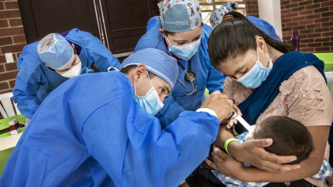 Volontari di Operation Smile durante un programma chirurgico in Guatemala