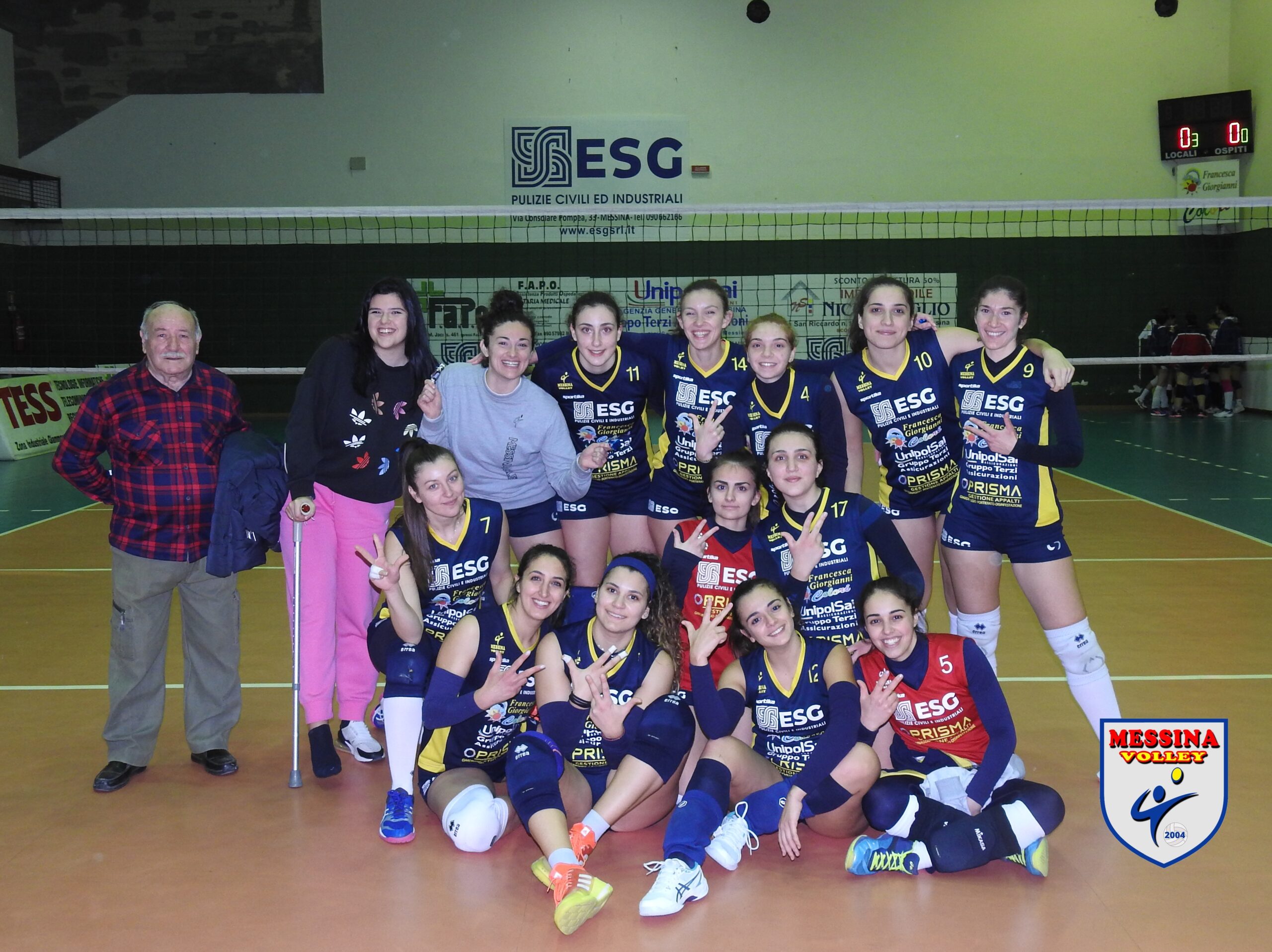 Le ragazze del Messina Volley festeggiano a fine gara (002)