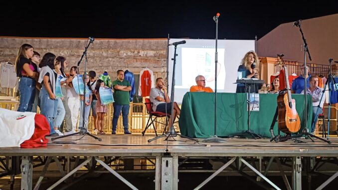 Il momento della consegna dell'audioguida realizzata per il comune di Antillo con la dirigente scolastica dell'IC Enza Interdonato (002)