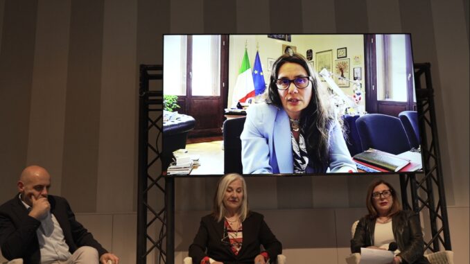 Da sx Samuel Animali Marisa Trobbiani Fulvia Massimelli con Ministro Locatelli (002)