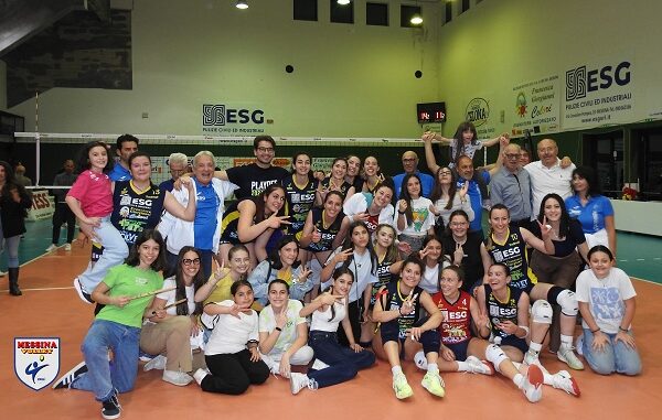 Il Messina Volley festeggia a fine gara (002)