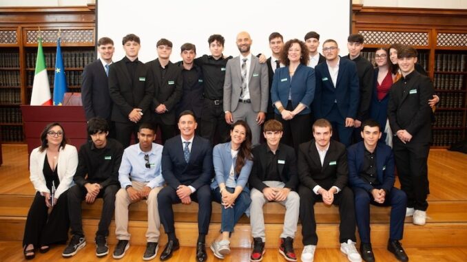 Foto di gruppo con gli studenti del Galileo Galilei