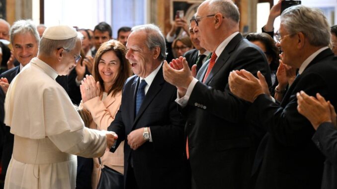 L'incontro di Leone XIV con i membri della Fondazione Centesimus Annus all'inizio dell'udienza (@Vatican Media)