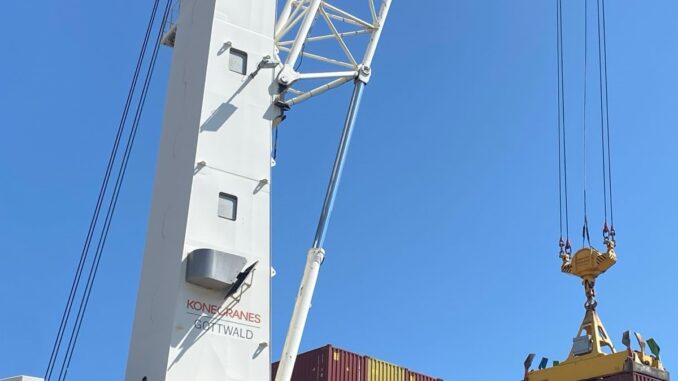 Gru e container nel porto di Augusta (002)