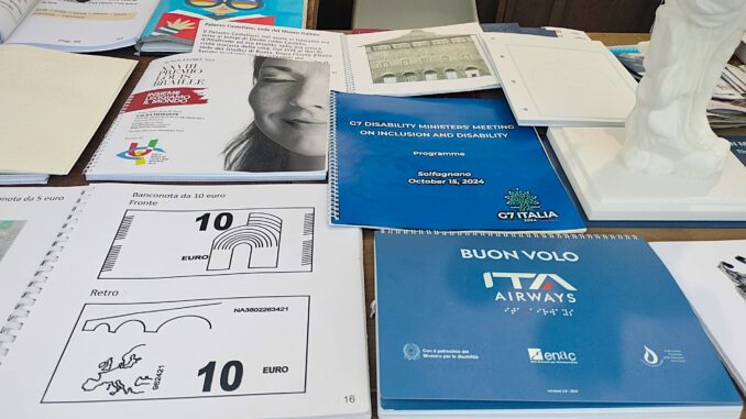 I libri in Braille e Nero-Braille mostrati negli stand della Stamperia (002)