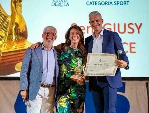 Giusy Versace posa assieme al sindaco di Deruta Michele Toniaccini e al giornalista Rai Luca Ginetto