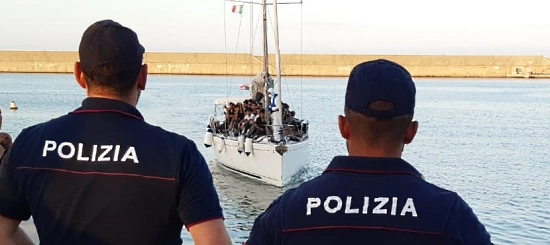 poliziotti-porto-immigrazione---550x245