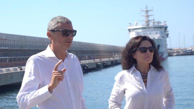 Francesco Di Sarcina e Raffaella Del Prete durante un sopralluogo sulla banchina 25 (002)
