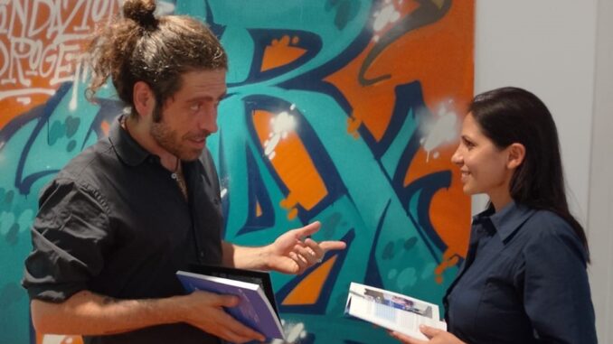 Urbano Abbonato con l’educatrice, attivista e artista Rom Rebecca Covaciu