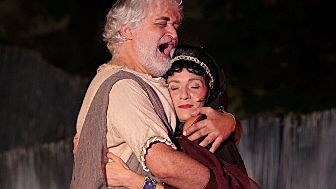 Davide Sbrogiò (Odisseo maturo) abbraccia Giovanna Mangiù (Penelope) (002)