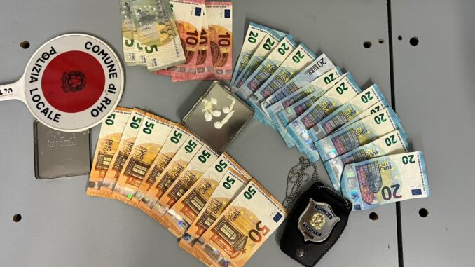 Arrestato mentre vende cocaina - soldi e droga