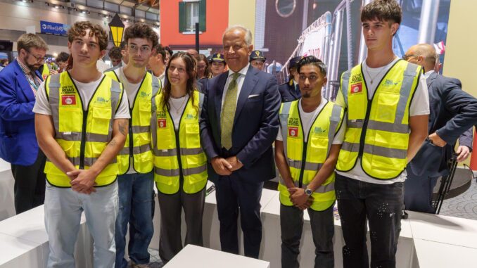 Il Ministro Piantedosi con i ragazzi di On the Road (002)