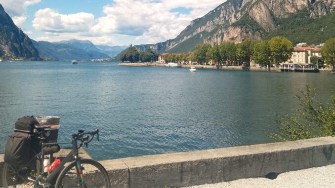 la bici da viaggio di Leonardo cavazzi sulle rive del lago di Lecco (002)