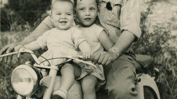 Alfredo Regoli sul suo Gabbiano 125 con i figli Alessandro e Luciano futuri fotografo e pittore a Centocelle Roma 1955 (002)