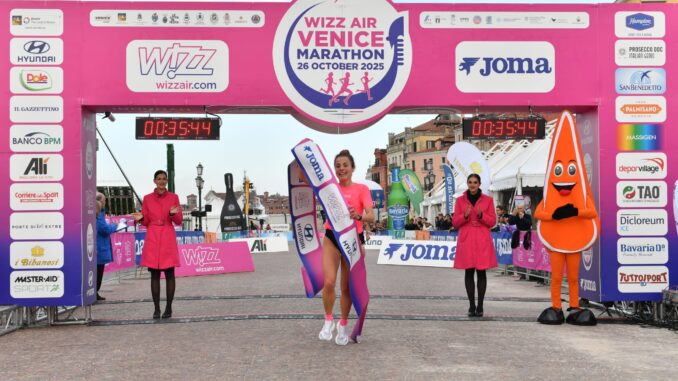 Diletta Moressa festeggia la sua vittoria con record del percorso nella 10K femminile (foto Matteo Bertolin)