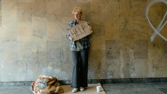 Giornata internazionale per l'eliminazione della povertà_donne vittime di violeza_pexels-mart-production-8078494 (002)