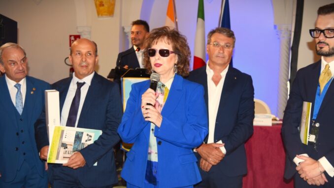 e La Oliveri con Taviano Mollica e il delegato del Distretto al service BEL Salvatore Malluzzo (002)