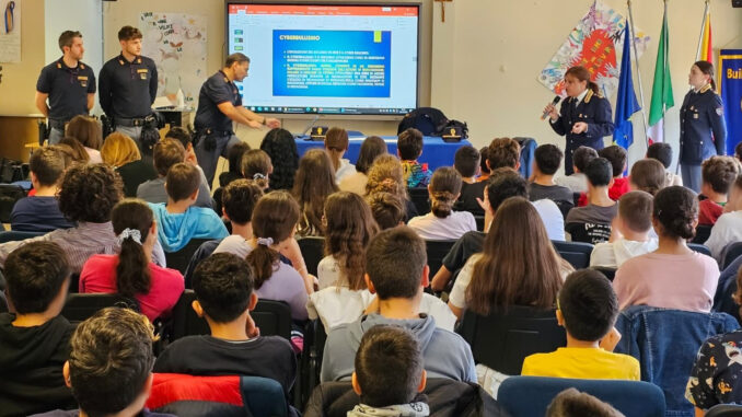 la-polizia-di-stato-incontra-gli-studenti-dell-istituto-vigo-fuccio-la-spina-di-acireale-per-parlare-di-bullismo-e-cyberbullismo